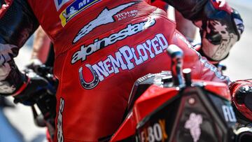 Dovizioso y su &#039;Unemployed&#039; en el mono.