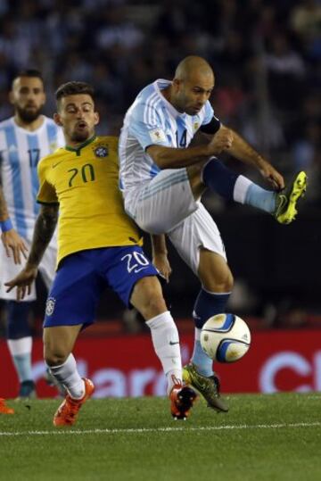 Buenos Aires 13 Noviembre 2015
Argentina vs Brasil por la 3ra  fecha de las eliminatorias Rusia 2018, en el Estadio Antonio Vespucio Liberti
Javier Mascherano y Lucas Lima