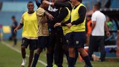 &Eacute;dinson Palomino celebra con el banco de suplentes la conquista lograda en Lima, para el 0-1 parcial.