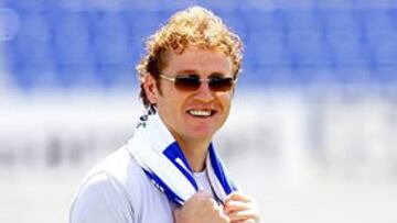 <b>CON PEIRÓ. </b>Roteta vuelve con su entrenador Joaquín Peiró. En la foto, el jugador sujeta su antigua camiseta.