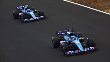 Fernando Alonso y Esteban Ocon durante el GP de Hungría.