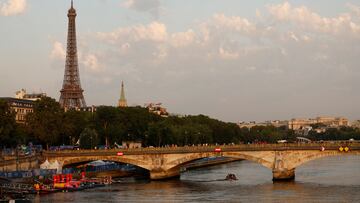 Paris 2024 Olympics - Triathlon - Men's Individual - Alexander III Bridge, Paris, France - July 30, 2024. General view of the Eiffel Tower as the Men's Individual Triathlon is postponed as pollution levels in the river Seine remain too high REUTERS/Lisa Leutner