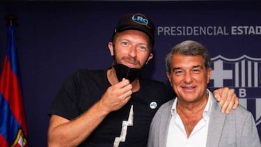 Chris Martin, líder de Coldplay, y el presidente del Barcelona, Joan Laporta