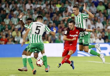 El defensa del Real Betis, Marc Bartra, lucha por el balón ante el centrocampista del Sevilla FC, Pablo Sarabia