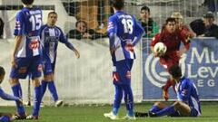 <b>DESOLACIÓN. </b>El Alcoyano lamenta el 3-2 logrado por Pepe Díaz de falta directa, mientras Patiño coge el balón con rapidez.