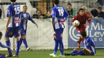 <b>DESOLACIÓN. </b>El Alcoyano lamenta el 3-2 logrado por Pepe Díaz de falta directa, mientras Patiño coge el balón con rapidez.
