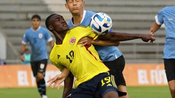 QUI01. GUAYAQUIL (ECUADOR) 30/03/2023.- El jugador de las selección de Colombia Juan Bonilla (i) disputa el balón con el jugador de Uruguay Paolo Calione (d) , durante un partido del Campeonato Sudamericano sub'17, hoy, en Guayaquil (Ecuador). EFE/ Jonathan Miranda