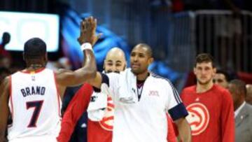 Al Horford saluda a Elton Brand en la celebración de la 58ª victoria de los Hwks esta temporada.