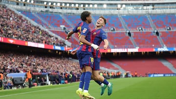Lamine y Fermín celebran un gol en el Spotify Camp Nou