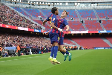 El fútbol de Fermín sigue creciendo a pasos agigantados. El centrocampista del Barcelona está completando un gran año; y ante el Villarreal se adjudicó dos asistencias en sendos tantos de Lamine. La primera de ellas, con un pase excelso.
 



