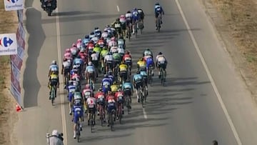 Pinot y Kelderman se dejaron 1'44" por el viento y una avería