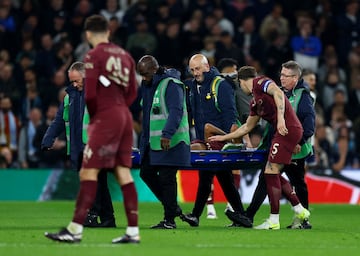 Savinho, jugador del Manchester City, se retira lesionado en camilla del partido ante el Tottenham de Carabao Cup.