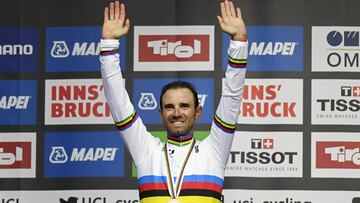 Innsbruck (Austria), 30/09/2018.- Alejandro Valverde of Spain celebrates on the podium after winning the men&#039;s Elite Road Race of the UCI Road Cycling World Championships over 258km from Kufstein to Innsbruck, Austria, 30 September 2018. (Ciclismo, Espa&ntilde;a) EFE/EPA/CHRISTIAN BRUNA