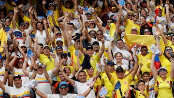 . BARRANQUILLA (COLOMBIA), 06/06/2025.- Aficionados de Colombia animan su equipo este viernes, en un partido por las eliminatorias sudamericanas para el Mundial 2026 entre las selecciones de Colombia y Perú en el estadio Metropolitano en Barranquilla (Colombia). EFE/Mauricio Dueñas Castañeda