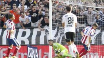 Diego Alves ataja la pena máxima lanzada por Siqueira, que se pitó en el Valencia Atlético. Los rojiblancos perdían por 3-1.