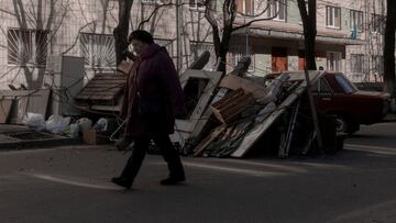 A woman walks past a street barricade, as Russia&#039;s invasion of Ukraine continues, in Kyiv, Ukraine February 28, 2022. Jedrzej Nowicki/Agencja Wyborcza.pl via REUTERS ATTENTION EDITORS - THIS IMAGE WAS PROVIDED BY A THIRD PARTY. POLAND OUT. NO COMMERC
