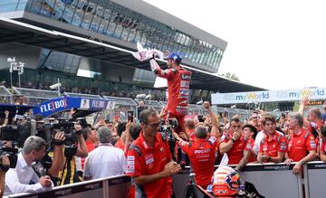 Andrea Dovizioso le ha ganado a Márquez en el Gran Premio de Austria en la última curva una batalla donde se han jugado el triunfo y el orgullo. Le recorta cinco puntos. 