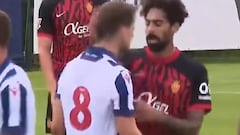 Esto parece boxeo y es un amistoso de fútbol: ¡tremendo puñetazo a la cara!