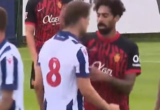 Esto parece boxeo y es un amistoso de fútbol: ¡tremendo puñetazo a la cara!