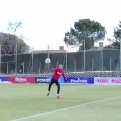 El mundo al revés: Oblak chuta y Griezmann casi se lo para