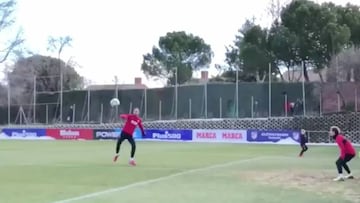 El mundo al revés: Oblak chuta y Griezmann casi se lo para