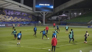 El Sevilla se entrenó en el Ljudski por la tarde y el Maribor quiso dejarle un mensaje de aliento a Berizzo. “Ánimo míster”.