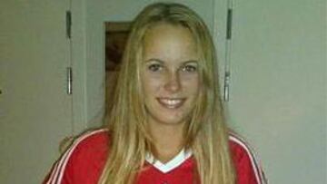 <b>REGALO.</b> Wozniacki posa con la camiseta que le regaló Fernando Torres.