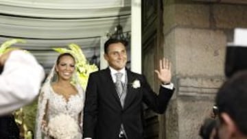 El portero costarricense y su esposa, Andrea Salas.