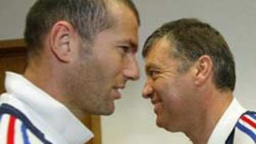 <b>SUGERENCIAS</b>. Zidane cree que su compañero Henry debería abandonar su posición de delantero centro.