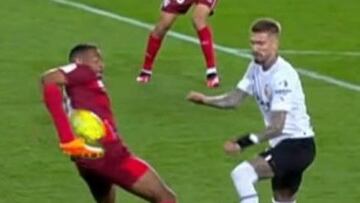 La mano de Fernando en el Valencia vs. Sevilla de LaLiga Santander: penalti no pitado por Del Cerro Grande en Mestalla