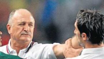 <b>CAZADO. </b>Scolari, en el momento de lanzarle el puñetazo a Dragutinovic, anoche en el Portugal-Serbia disputado en Lisboa.