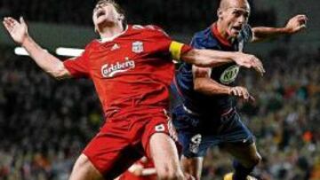 <b>TEATRO. </b>Gerrard se tiró gesticulando pese a que Pernía no hizo nada.