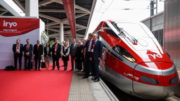 Foto de familia de los asistentes a la llegada del tren de Iryo a la estación de València Joaquín Sorolla desde Madrid, a 21 de noviembre de 2022, en Valencia, Comunidad Valenciana (España). La operadora Iryo comenzará a prestar servicio el viernes 25 de noviembre entre Madrid, Zaragoza y Barcelona con 6 de los 16 trenes diarios que van a operar en esta línea. Las frecuencias se van a incrementar de forma paulatina hasta septiembre de 2023. Para prestar servicio en estos tres corredores que forman parte del paquete de surcos licitado y adjudicado por Adif Alta Velocidad, iryo empleará 20 trenes de la serie 109. El acto inaugural tendrá lugar cuatro días antes del inicio de las operaciones entre Madrid y Barcelona.
21 NOVIEMBRE 2022;VALENCIA;IRYO;SERVICIOS;TREN;VIAJES;MADRID Y VALENCIA
Rober Solsona / Europa Press
21/11/2022