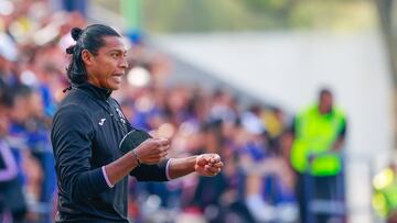 Joel Huiqui previo a un partido de Cruz Azul en divisiones menores.
