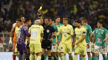 MEX1090. CIUDAD DE MÉXICO (MÉXICO), 01/04/2023.- El arbitro central Fernando Hernández (c) muestra tarjeta amarilla de amonestación a Diego Valdés (i), durante un juego de la jornada 13 del torneo Clausura 2023 del fútbol mexicano hoy, en el estadio Azteca de Ciudad de México (México). EFE/Sáshenka Gutiérrez
