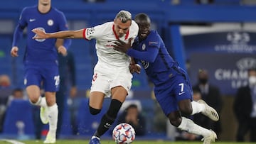 Soccer Football - Champions League - Group E - Chelsea v Sevilla - Stamford Bridge, London, Britain - October 20, 2020 Sevilla's Joan Jordan in action with Chelsea's N'Golo Kante Pool via REUTERS/Alastair Grant
