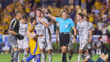 Referee Marco Antonio Ortiz and Luis Unsain of Necaxa during the Quarter-Final second leg match between Tigres UANL and Necaxa as part of the Liga BBVA MX, Torneo Clausura 2025 at Universitario Stadium on May 11, 2025 in Monterrey, Nuevo Leon, Mexico.