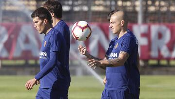 Pombo hace girar el balón en presencia de Zapater y Javi Ros en un entrenamiento.