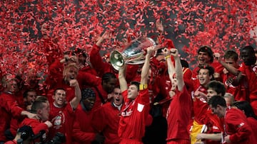 Liverpool's captain Steven Gerrard holds the trophy in front of his team mates covered by confetti after winning the Champions League final soccer match against AC Milan at the Ataturk Olympic stadium in Istanbul May 25, 2005. Liverpool made European soccer history by coming from 3-0 down to beat favourites AC Milan 3-2 on penalties in an astonishing Champions League final that had finished 3-3 after extra time on Wednesday. REUTERS/Kai Pfaffenbach PICTURES OF THE YEAR 2005