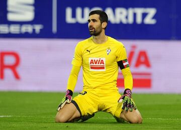 Riesgo, durante un partido con el Eibar, uno de los equipos en los que ha militado durante su dilatada carrera. 