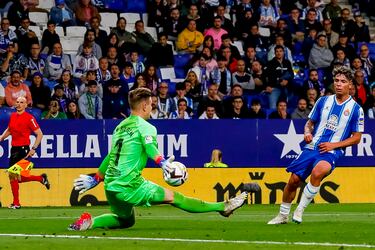 Mano a mano entre Nico Melamed y Marc-André ter Stegen.