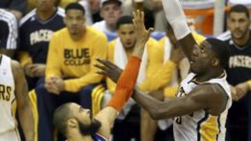 Roy Hibbert intena un tiro ante la defensa de Tyson Chandler.