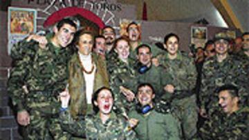 <b>PIDIÓ AYUDA A SANTA BÁRBARA</B>. Teresa Rivero pronunció el pregón que inauguró la fiestas de Santa Bárbara, patrona del regimiento de artillería antiaérea número 71, acuartelado en Fuencarral.