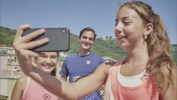 Federer regala a dos niñas un campus en la Academia Nadal