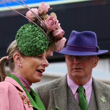 El Festival de Cheltenham es uno de los eventos hípicos más importantes del Reino Unido. Las carreras transcurren en Cheltenham, una ciudad balneario y borough situada en el condado británico de Gloucestershire, cerca de las ciudades de Gloucester y Cirencester. Durante el Festival se celebra el 'Ladies Day' (El Día de las Damas) donde las asistentes lucen sus mejores vestidos y tocados.