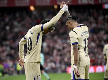Lamine celebra su gol en San Mamés junto a Raphinha.