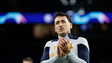 SAN SEBASTIÁN (PAÍS VASCO), 29/11/2023.- El centrocampista de la Real Sociedad Mikel Oyarzabal calienta este miércoles, previo al partido de la Jornada 5 de la fase de grupos de la Liga de Campeones que enfrenta a la Real Sociedad y al RB Salzburg, en el estadio Reale Arena de San Sebastián. EFE/ Javier Etxezarreta