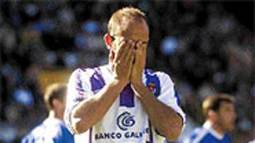 <B>TENSIÓN.</b> Gonzalo Colsa se lamenta del gol del Recreativo la pasada jornada en Zorrilla.