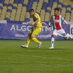 El Campanil festeja en el Ester Roa y mete presión a la UC