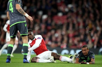 Danny Welbeck se duele tras sufrir la lesin en el partido contra el Sporting de Portugal.